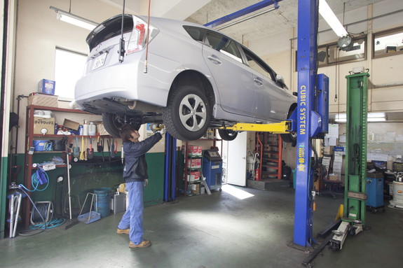 ビジネスのパートナーとして、社用車の整備にも迅速に対応する「台東工場」。